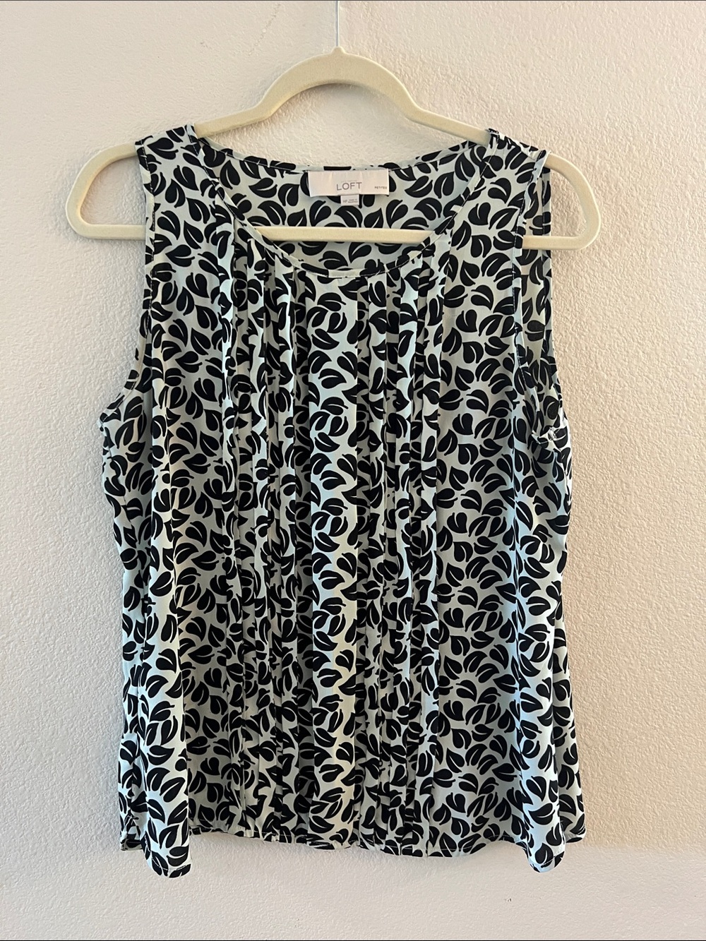 LOFT Black Leaf-Print Sleeveless Blouse